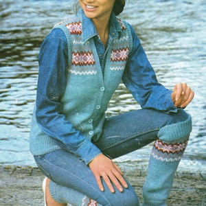 Peut inclure: Un gilet en tricot bleu avec un motif géométrique et une chemise en jean. Le gilet a des boutons sur le devant. La personne porte un jean bleu avec des jambières en tricot assorties.