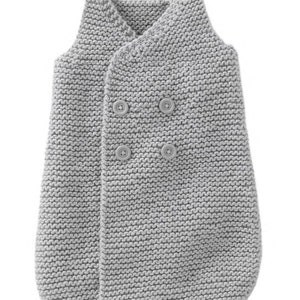 Op de afbeelding: Grijze gebreide baby slaapzak met een dubbele rij knopen.