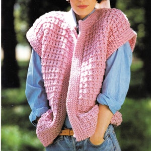 Puede incluir: Un chaleco de punto rosa sin mangas con un patrón texturizado. El chaleco tiene un escote redondo y un cierre de botón.