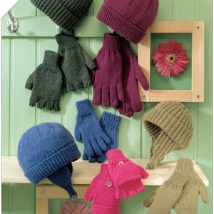 Puede incluir: Una colección de gorros y guantes tejidos en varios colores, incluyendo verde, morado, azul, rosa y marrón. Los gorros y guantes se muestran en un estante de madera sobre un fondo verde. El texto "Kids and Adult Sizes" es visible en la esquina superior izquierda de la imagen.