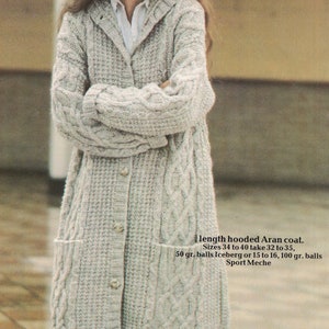 Könnte beinhalten: Ein langer, beiger Aran-Strickmantel mit Kapuze, Knopfleiste und Taschen. Der Text auf dem Bild lautet: "length hooded Aran coat. Sizes 34 to 40 take 32 to 35, 50 gr. balls Iceberg or 15 to 16, 100 gr. balls Sport Meche"