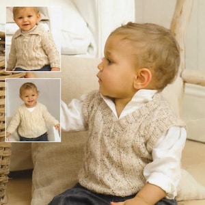 Pode incluir: Um colete de malha bege com decote em V e padrão de tricô de cabo. Uma criança pequena está vestindo o colete sobre uma camisa branca e calças jeans azuis.