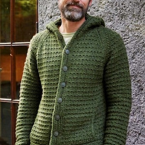 Op de afbeelding: Een groene hooded cardigan met een wafelstructuur en knoopsluiting.