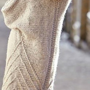 Pu&ograve; includere: Un lungo cardigan di maglia beige con un motivo a treccia. Il cardigan ha una vestibilit&agrave; ampia e una forma lunga e fluida.