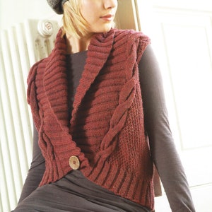 Könnte beinhalten: Eine burgunderfarbene, ärmellose Strickweste mit einem großen, umgeklappten Kragen und einem Zopfmuster. Die Weste hat einen Knopfverschluss vorne.