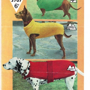 以下が含まれることがあります： 犬用コートのヴィンテージ広告。緑、黄、赤のニットコートを着た3匹の犬が写っています。広告には「BESTWAY KNITWEAR 3707 6d」と「3 DOG COATS - Each in 3 Sizes」の文字が含まれています。