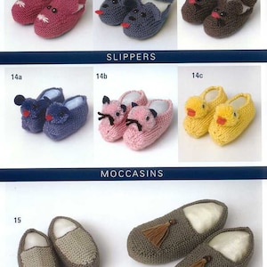 Op de afbeelding: Gebreide babyschoentjes en mocassins in verschillende kleuren en dierenontwerpen. De sloffen omvatten een roze konijn, een grijze muis, een bruin konijn, een blauwe muis, een roze kat en een gele eend. De mocassins zijn bruin met een kwast.