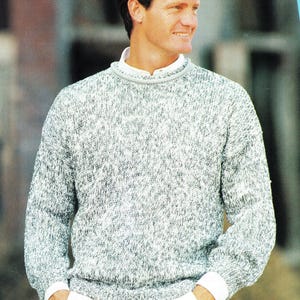 Könnte beinhalten: Ein weißer und grauer melierter Pullover mit Rundhalsausschnitt. Der Pullover ist aus einem weichen, bequemen Material gefertigt.