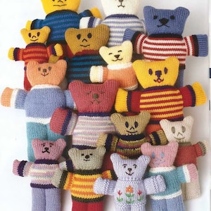 Op de afbeelding: Een verzameling van 33 gebreide teddyberen in verschillende kleuren en patronen, waaronder rood, blauw, geel en groen. De beren dragen allemaal gestreepte truien en sommige hebben geborduurde details. De tekst "33 LITTLE BEAR + 34 BIG BEAR" en "Knitted in DK wool" is zichtbaar in de afbeelding.