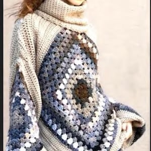 Könnte beinhalten: Ein beiger Häkelpullover mit einem großen, bunten Granny-Square-Muster. Der Pullover hat einen Rollkragen und lange Ärmel.