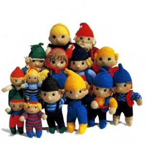 Puede incluir: Un grupo de muñecas de punto en varios colores y estilos. Las muñecas llevan todas sombreros y ropa diferentes, y algunas tienen rasgos faciales.