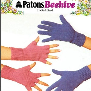 Puede incluir: Un patrón de tejido de punto para guantes sin dedos, con dos pares de guantes en rosa y morado. El patrón es para el hilo Patons Beehive, una mezcla de 4 cabos.