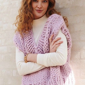 Op de afbeelding: Een lichtpaarse gebreide vest zonder mouwen met een V-hals. De vest is gemaakt van dik garen en heeft een losse pasvorm.