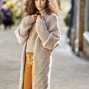 Pu&ograve; includere: Un cardigan lungo beige con un motivo a maglia testurizzato. Il cardigan ha una vestibilit&agrave; rilassata e un collo alto.