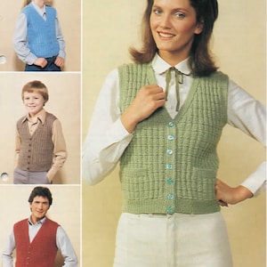 Op de afbeelding: Drie gebreide vesten met knoopsluitingen. De vesten zijn in verschillende kleuren: lichtblauw, bruin en rood. De vesten worden getoond op drie verschillende mensen.