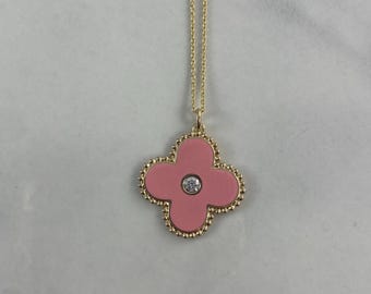 Collana con ciondolo a forma di trifoglio in smalto rosa e diamanti, in oro giallo 14 carati, naturale, da 0,10 ct, incastonata, regalo certificato per lei.