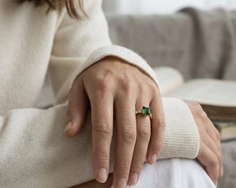 In het lab gemaakte achthoekige smaragd natuurlijke diamanten gegolfde ring 14 kt geelgoud