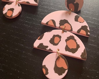 Vintage style peach leopard drop earrings.