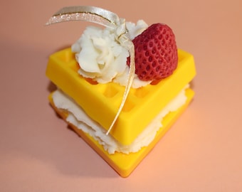 Waffle with strawberry and whipped cream (Scented novelty candle)