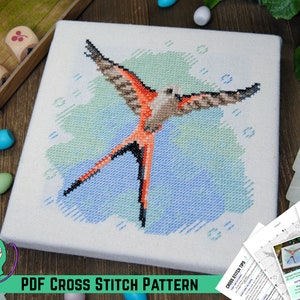 Könnte beinhalten: Ein Kreuzstichmuster eines rot-orangen Vogels mit langem Schwanz, der vor einem blau-grünen Aquarellhintergrund fliegt. Das Muster ist auf weißem Papier gedruckt und enthält Anweisungen zum Sticken. Der Text "PDF CROSS STITCH PATTERN" ist unten auf der Seite gedruckt.