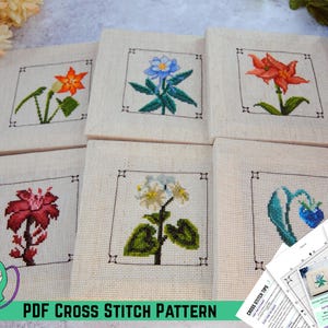 Puede incluir: Seis patrones de punto de cruz cuadrados con dise&ntilde;os florales en varios colores, incluyendo naranja, azul y rojo. Cada patr&oacute;n est&aacute; enmarcado con un borde negro sobre un fondo beige. El texto "PDF CROSS STITCH PATTERN" est&aacute; en la parte inferior.