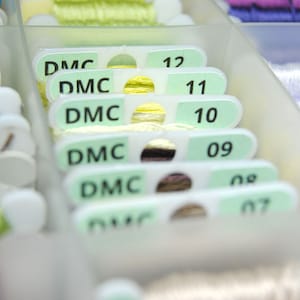 DMC-draadlabels – organiseer je klossen met stickers met groot lettertypenummer – opbergmethode voor garendoos in pastelkleuren