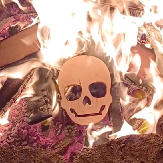 Skull-Shaped Novelty Fire Log Wood Log for Halloween - Etsy.de