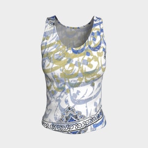 Può includere: Canotta bianca con un design astratto blu, oro e grigio. La parte superiore presenta un bordo decorativo con un motivo geometrico. Il design generale ha un'estetica vintage o artistica.