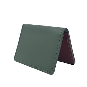 Tarjetero de viaje unisex de piel verde botella, hecho a mano, con diseño de ostras