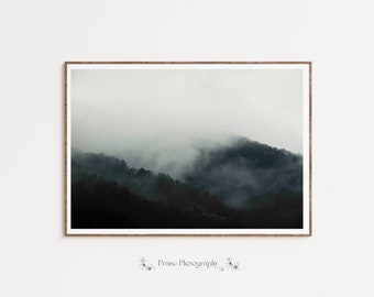 Download de impressão de arte de parede digital de montanhas enevoadas, floresta, paisagem