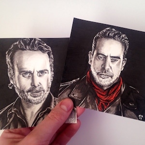 Rick Grimes i Negan – miniaturowe oryginalne rysunki tuszem (zestaw dwóch sztuk)