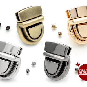Pode incluir: Quatro fechos de metal para bolsas em acabamentos dourado, prateado, cinza-chumbo e latão antigo, cada um com um parafuso correspondente. Os fechos têm uma forma curva de meia-lua com um topo retangular. Um círculo vermelho com o texto "PICK YOUR DESIRED COLOR!" está no canto inferior direito.