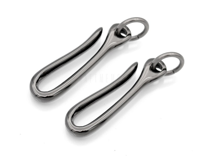 Pode incluir: Dois chaveiros de metal preto com um gancho e um anel. Os ganchos s&atilde;o curvos e os an&eacute;is s&atilde;o redondos.