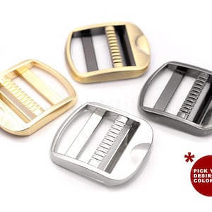 Puede incluir: Cuatro hebillas deslizantes de metal en dorado, plateado y negro. Elige el color que desees.