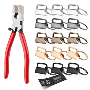 Op de afbeelding: Een set metalen sleutelhangers in zilver, gunmetal, antiek messing en goud, met bijpassende sleutelringen. Een rood handvat tang is ook inbegrepen, samen met een zwart label met witte tekst.