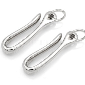 Pode incluir: Dois fechos de lagosta de metal prateado com acabamento arredondado e liso. Cada fecho tem um anel circular na parte superior.