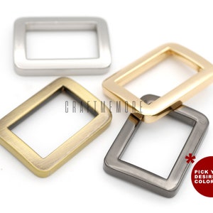 Op de afbeelding: Vier rechthoekige metalen ringen in verschillende afwerkingen: zilver, goud, messing en gunmetal. Kies uw gewenste kleur!