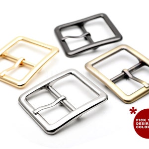 Puede incluir: Cuatro hebillas de cinturón de metal en diferentes acabados: oro, plata, negro y latón. ¡Elige el color que desees!