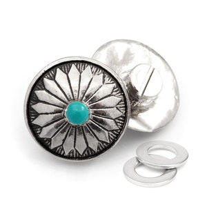 Op de afbeelding: Zilverkleurige metalen knoop met een turquoise steen in het midden en een decoratief bloemmotief. De knoop wordt geleverd met een bijpassende schroef en twee ringen.