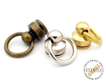 Könnte beinhalten: Drei Metall-Schnapphaken mit einem Ring. Die Haken sind in verschiedenen Ausführungen: Antikmessing, Nickel und poliertes Messing. Die Haken sind eine beliebte Wahl zum Anbringen von Schlüsselanhängern, Lanyards und anderem Zubehör.
