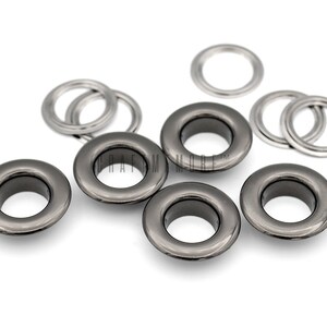 Pu&ograve; includere: Un set di sei occhielli in metallo nero per artigianato e lavori in pelle. Gli occhielli sono di due dimensioni, con tre di ogni dimensione. Gli occhielli sono lucidi e hanno una finitura liscia.