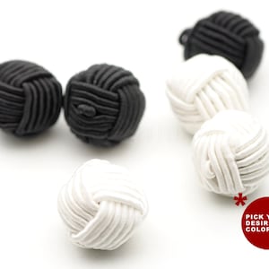 Könnte beinhalten: Schwarze und weiße geknotete Stoffkugeln. Wählen Sie Ihre gewünschte Farbe.