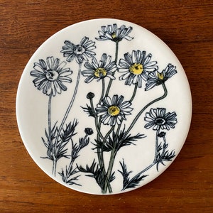Arabia Finland Atelje collectible plate by Gunvor Olin-Grönqvist, Matricaria inodora daisies, vintage Scandinavian wall plaque