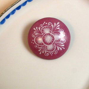 Vintage Austrian enamel domed round pin or brooch, dusty pink with handpainted white floral decor, traditional folk art, Trachtenschmuck