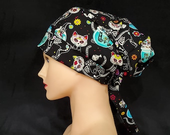 Día de los Muertos Skeleton Cats Halloween Comfortable Fit Scrub Cap con corbata de correa de palanca