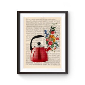 Peut inclure: Une bouilloire rouge avec un bouquet de fleurs colorées sortant du bec. La bouilloire est posée sur une page d'un livre vintage avec le mot "LIVRES" en haut de la page.