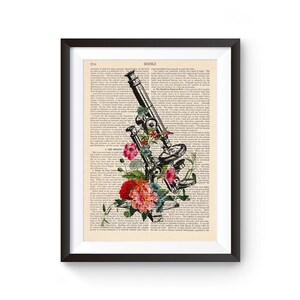 Può includere: Un microscopio vintage con un design floreale. Il microscopio è in metallo e ha una finitura nera e argentata. I fiori sono rosa, rossi e bianchi. Lo sfondo è una pagina di un libro antico.