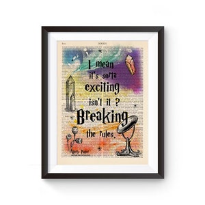 Può includere: Una pagina di libro vintage con uno sfondo acquerellato colorato e un testo che recita "Voglio dire che è un po' eccitante, non è vero? Rompere le regole." Il testo è circondato da varie illustrazioni, tra cui cristalli, una lampada e un paio di occhi.