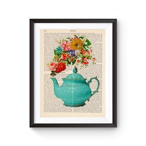 Può includere: Una teiera blu turchese con un'arrangiamento floreale che esce dal beccuccio. La teiera è su una pagina di libro vintage con testo sui libri. I fiori sono rosa, rossi, gialli e viola.