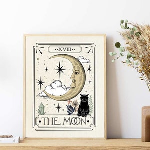 K&ouml;nnte beinhalten: Eine Tarotkarten-Illustration im Vintage-Stil mit der Mondkarte. Die Karte ist beige mit schwarzen Umrissen und zeigt einen Halbmond mit einem Gesicht, eine schwarze Katze und Sterne. Der Text auf der Karte lautet "XVIII - DER MOND".